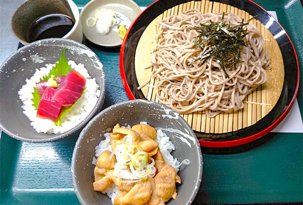 ざるそばとミニ鮪丼又はミニもつ丼セット