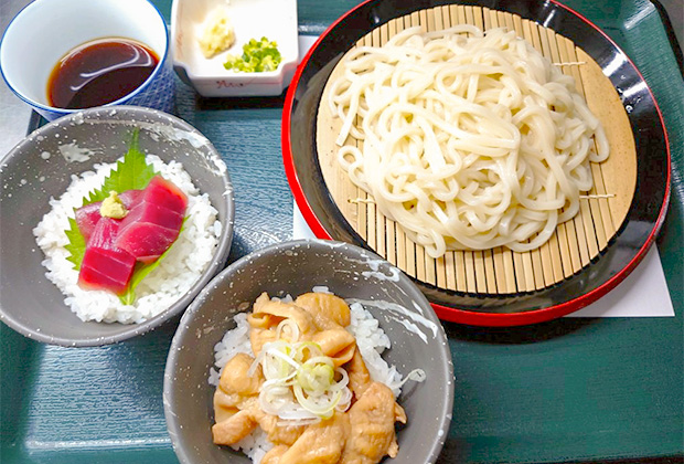 ざるうどんとミニ鮪丼又はミニもつ丼セット