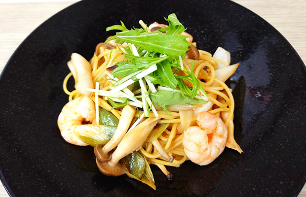 ごま油香るエビと長ネギのパスタ